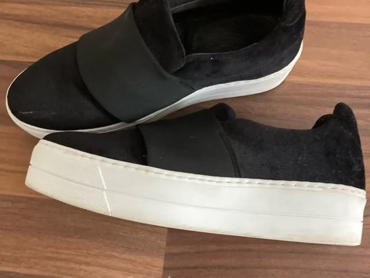 Billede 1 - Flotte sko med hvid sål