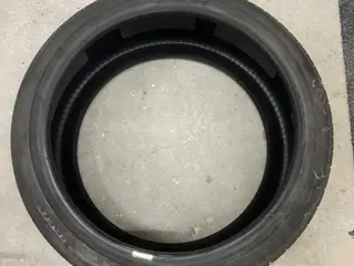 Tesla model y 275/35/r21 pirelli p zero