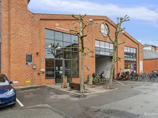Indbydende lejemål med åbent kontormiljø