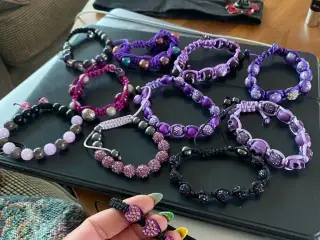 Nye knyttede armbånd