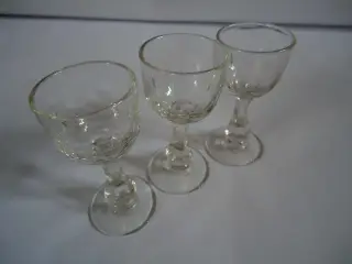 Antikke snapseglas
