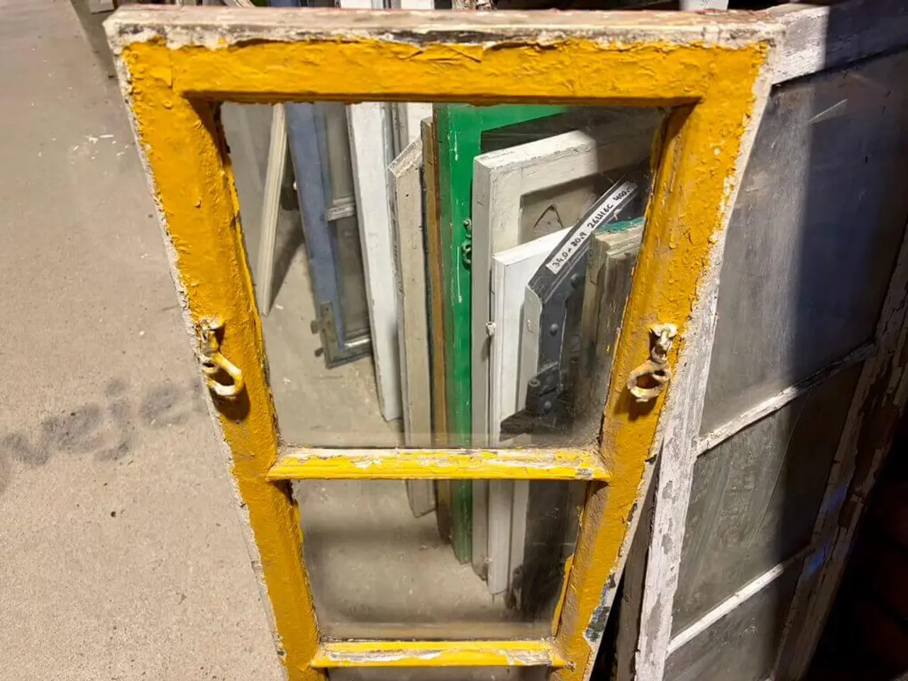 Billede 4 - Fin, smal vinduesramme m. 3 ruder (blæst glas)
