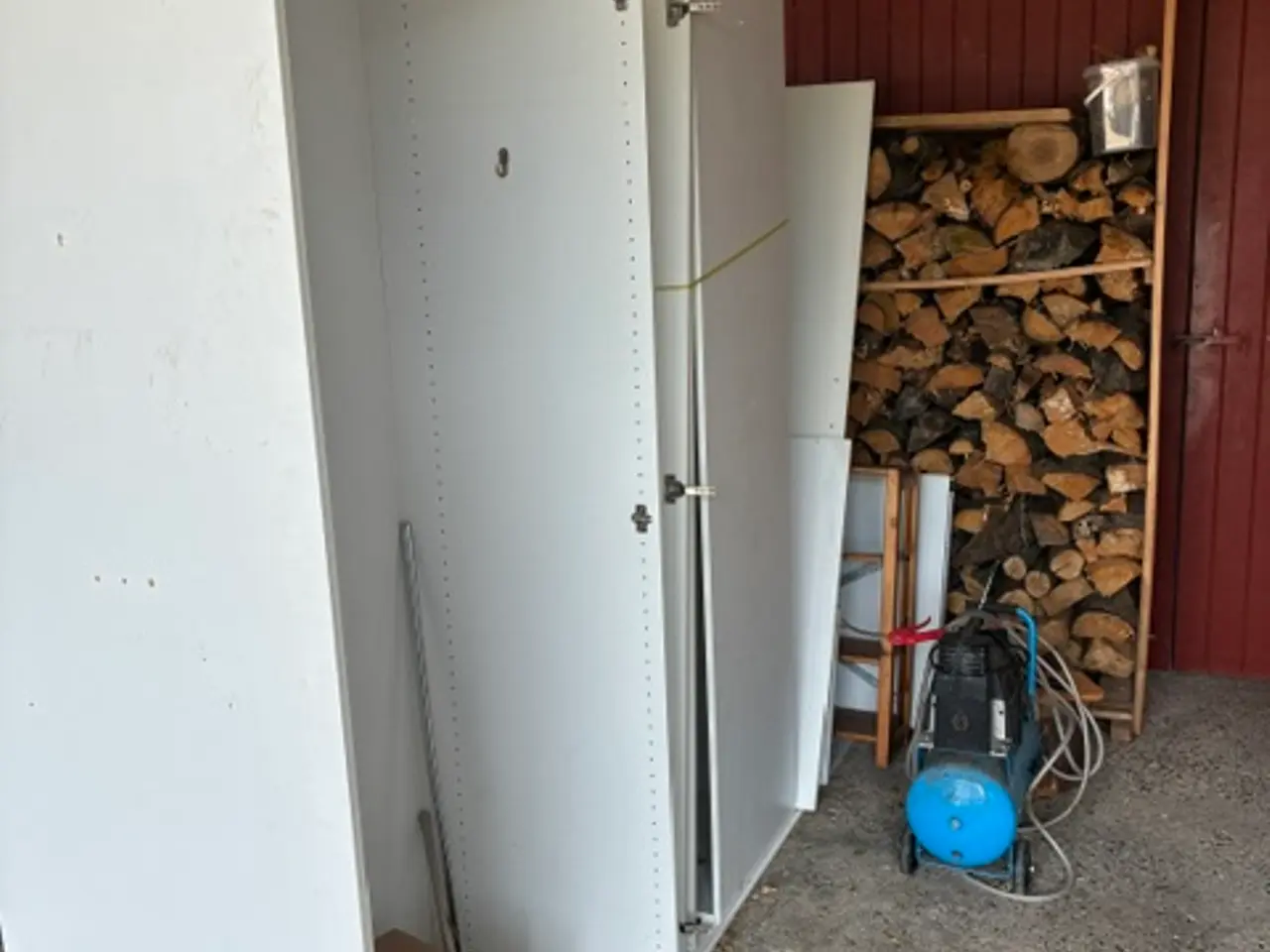 Billede 1 - garderobeskab, 2 låger, bøjlestand m/1 hylde samt