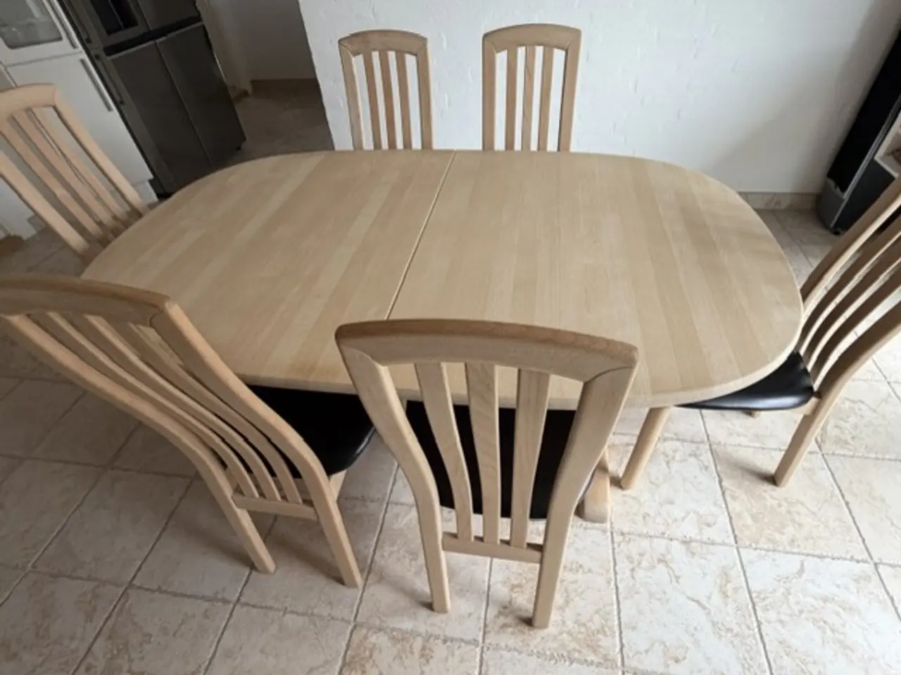 Billede 1 - Spisebord i sæbebøg med 2 plader og stole