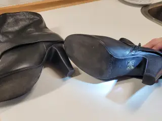 Støvle i læder med 7 cm hæl