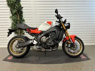 Yamaha XSR900 Legend Red