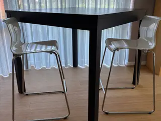 Højt bord, 95 cm, med to barstole