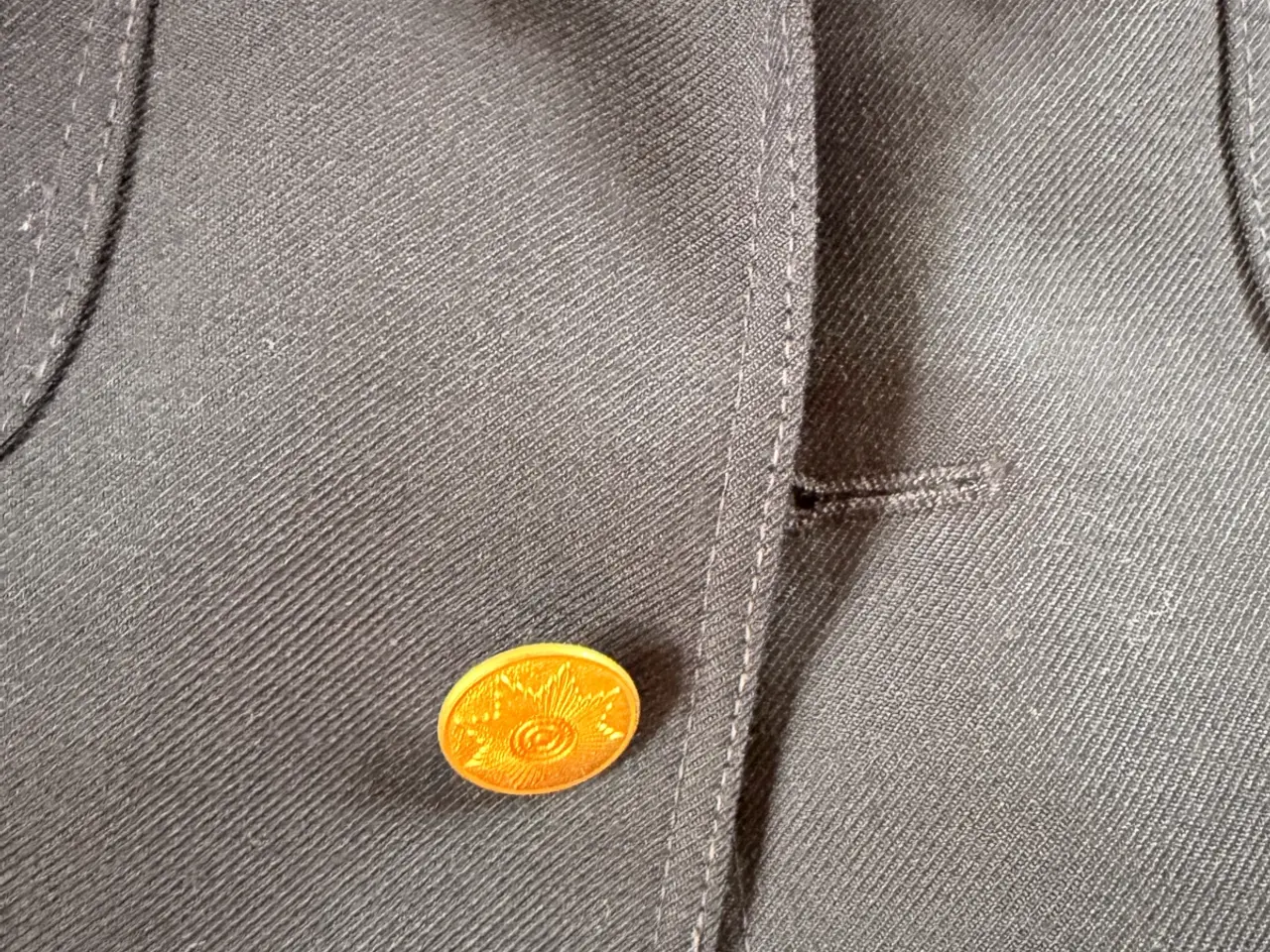 Billede 2 - Mørkeblå uniform jakke med guldknapper