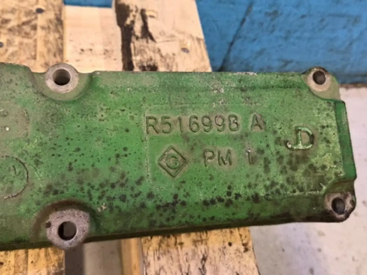 Billede 5 - John Deere 6125HZ001 Indsugningsmanifolddæksel R516998