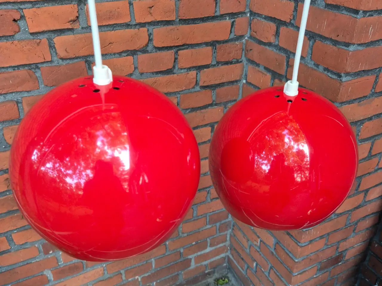 Billede 1 - Et par knaldrøde og flotte kuglelamper 