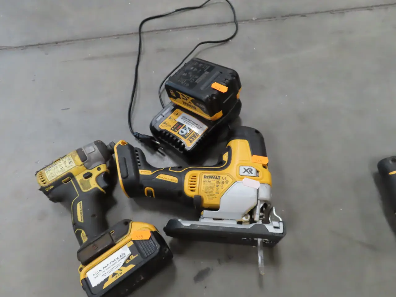 Billede 4 - 2 stk. Akku håndværktøj DEWALT DCF887, DCS335 med 2 stk. Batterier og lader