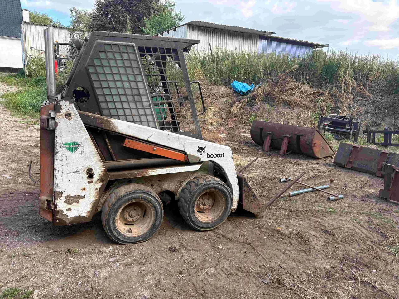 Billede 1 - Bobcat 453 minilæsser sælges med flere redskaber.