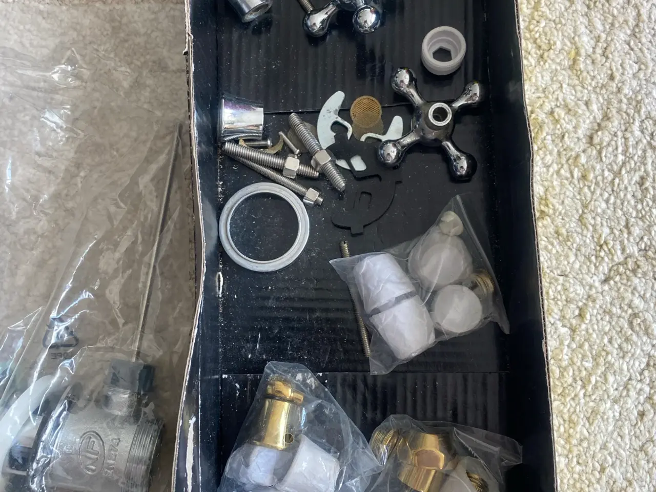 Billede 4 - Køkkenarmatur i krom med dele og fittings