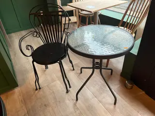 Cafe bord sæt m. 2 Stk. Stole i metal