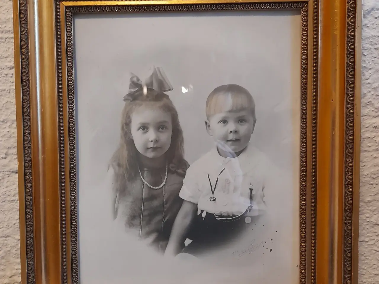 Billede 1 - Ældre sort/hvid foto af to børn