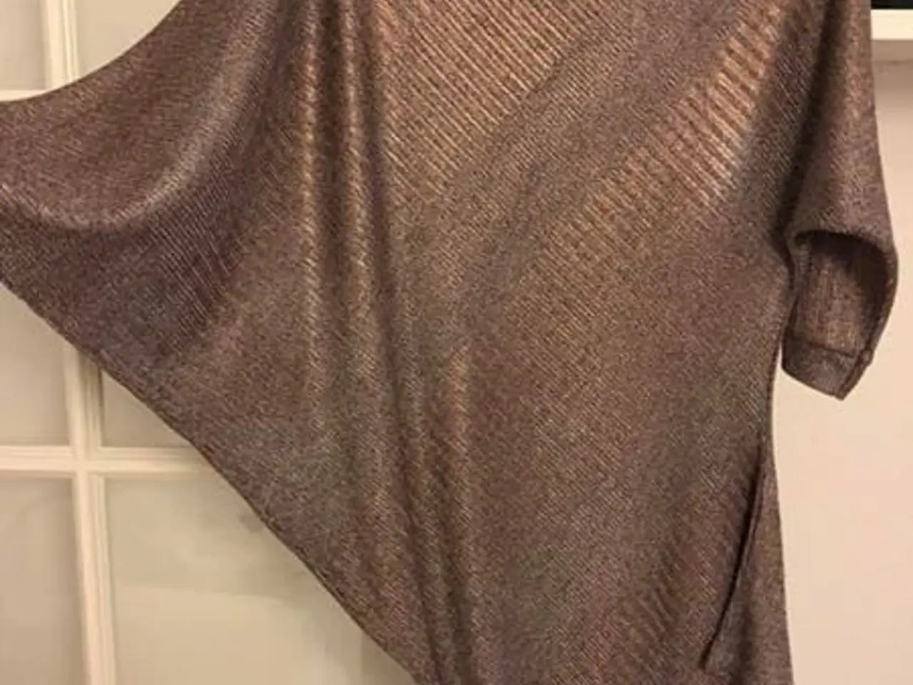 Billede 1 - Top-Poncho, med kobbertråde indvævet.Str: 36