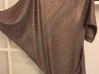 Top-Poncho, med kobbertråde indvævet.Str: 36