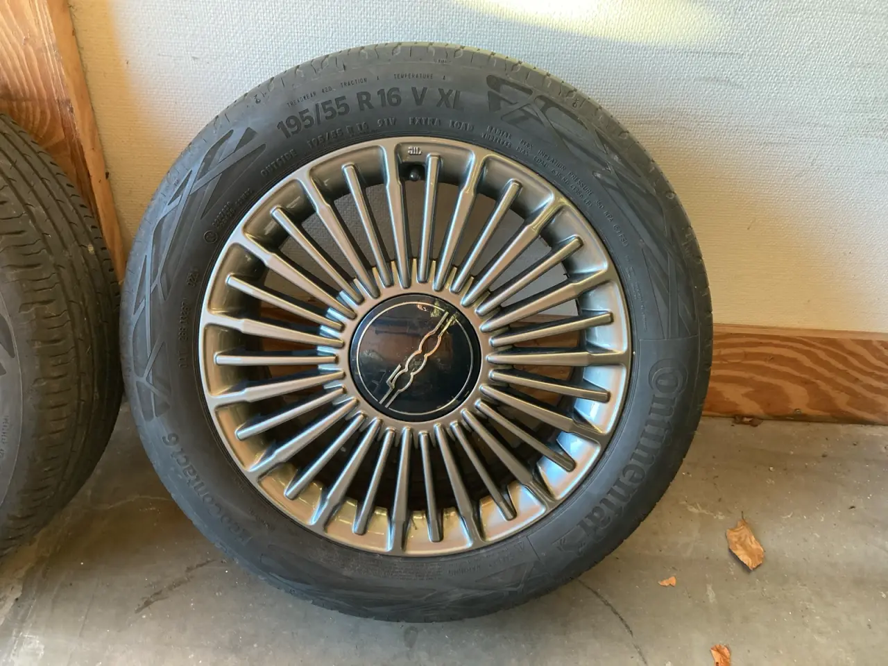 Billede 4 - Originale Fiat 500e fælge & dæk