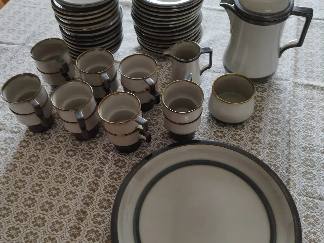 Billede 3 - TEMA B&G kaffe- og spistel, fade og skåle 77 dele