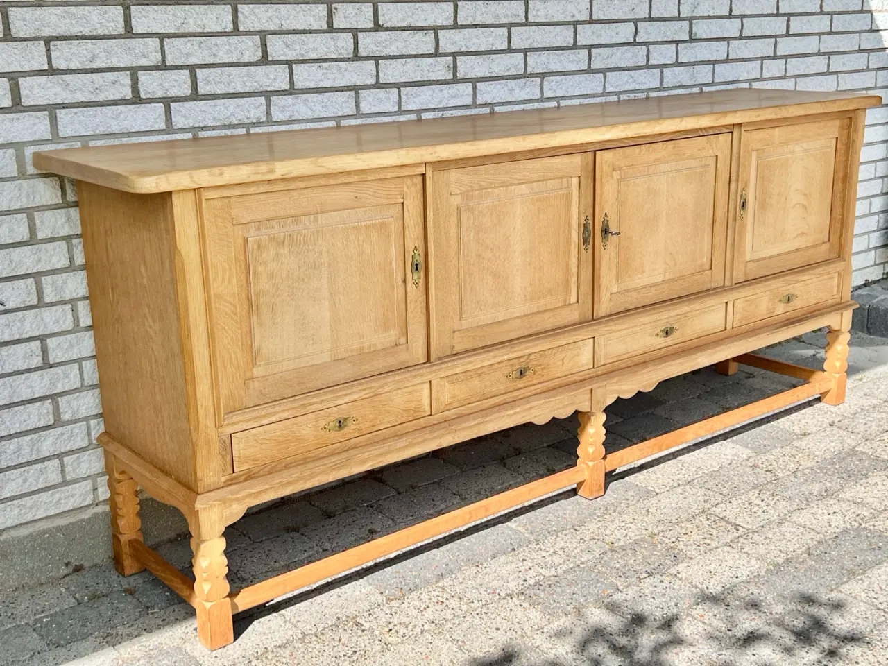 Billede 2 - Lav skænk i eg – designklassiker af H. Kjærnulf