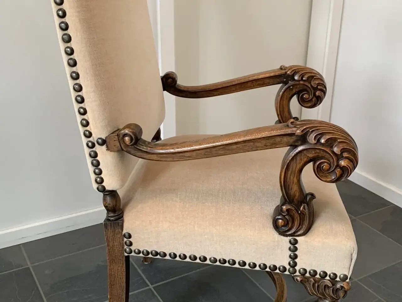Billede 1 - Kongestol i barokstil i eg med beige polstring