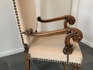 Kongestol i barokstil i eg med beige polstring
