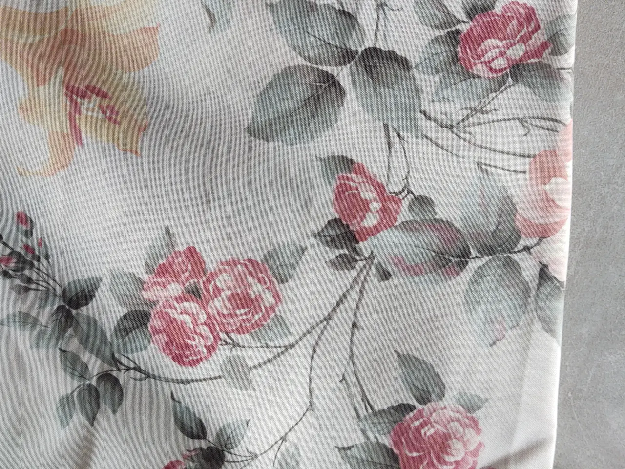 Billede 4 - Blomstret dug.