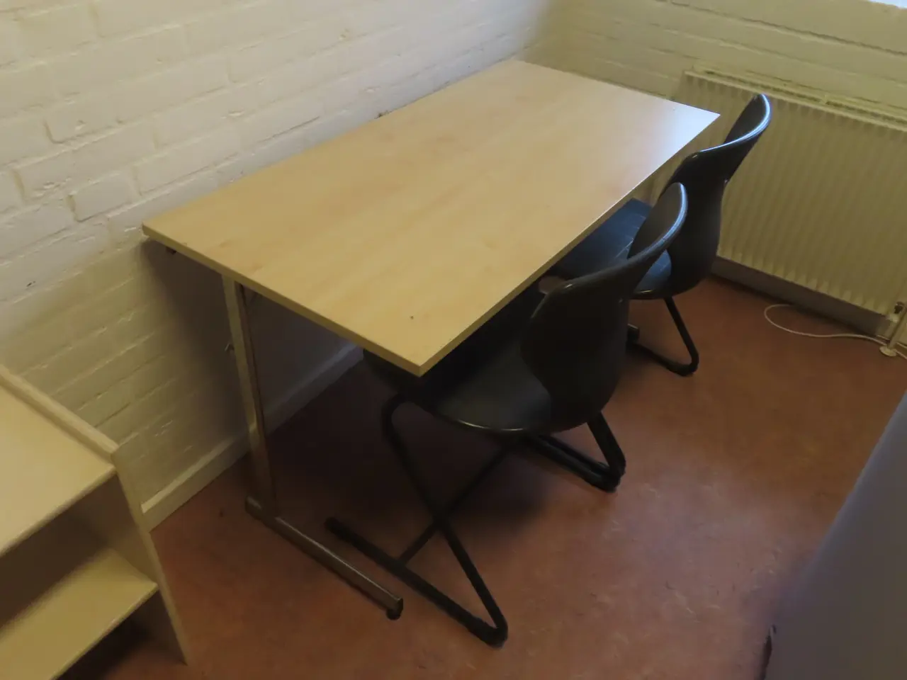 Billede 3 - Indhold på værelse af bord, køjeseng, skab mv.