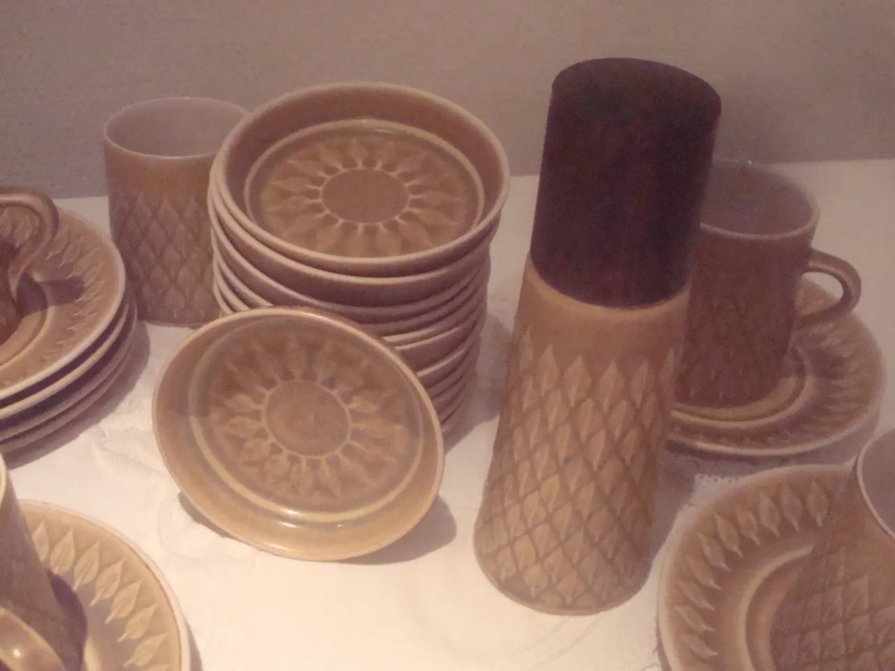 Billede 2 - RELIEF HØJE KAFFEKOPPER m/underkop, HØJ PEBERBØSSE