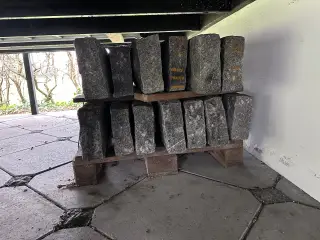 Mørk grå granitkantsten