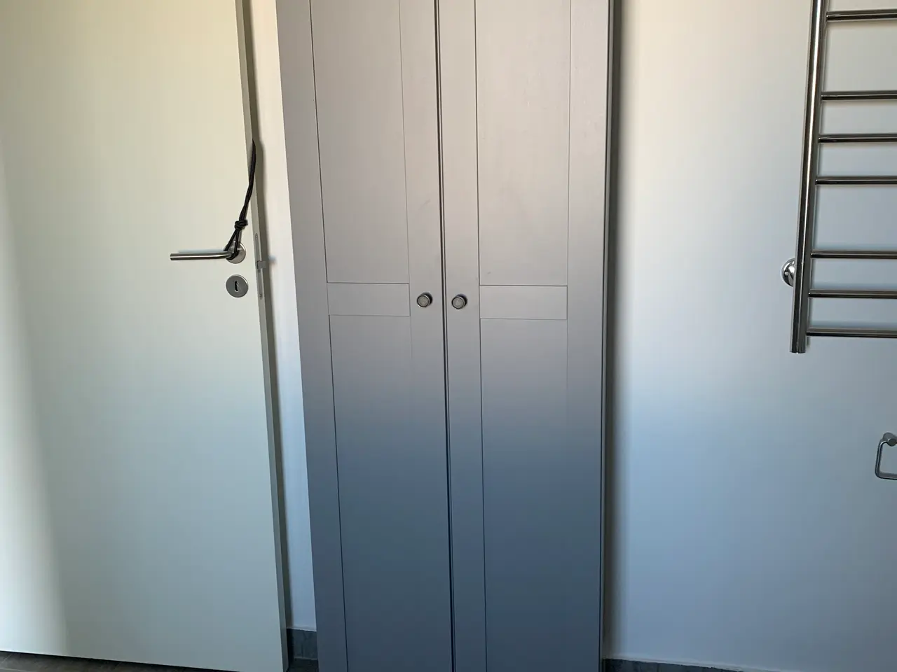 Billede 2 - IKEA Enhet højskabe grå med hylder