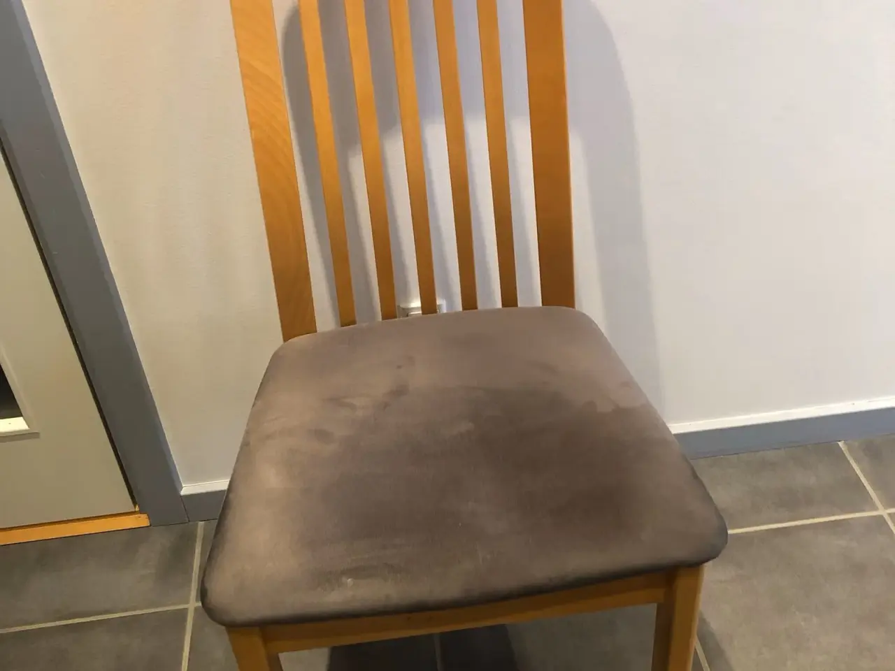 Billede 4 - Spisebord i massiv lakeret bøg med 4 stole