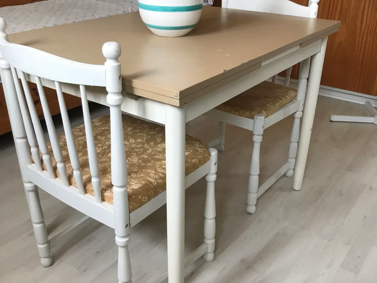 Billede 1 - Spisebord med plader og 2 stole