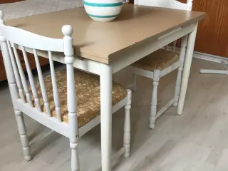 Spisebord med plader og 2 stole
