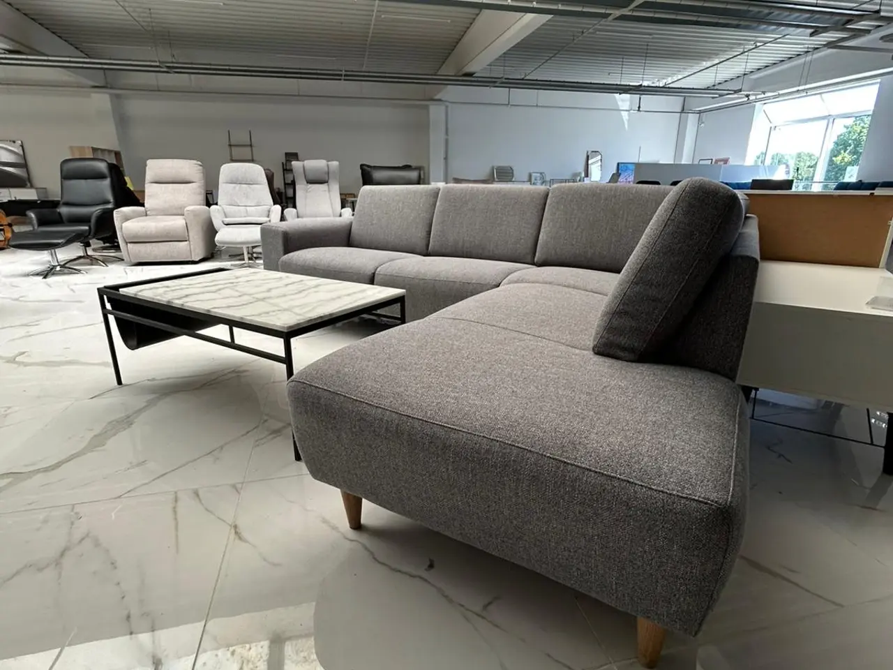 Billede 2 - Velholdt sofa med elektrisk recliner og fodstøtte