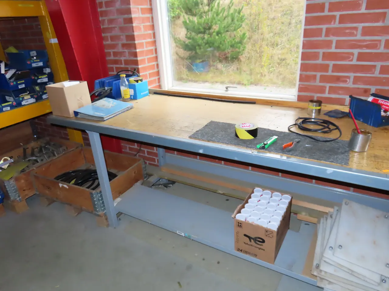 Billede 3 - Arbejdsbord med indhold
