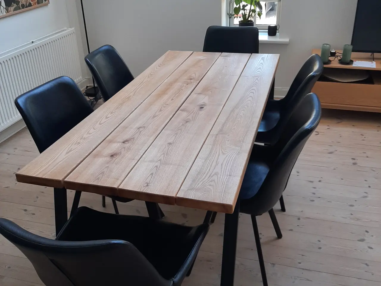 Billede 1 - Plankebord med 6 stole fra Sinnerup