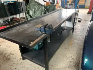 Arbejdsbord på metal stel - kraftigt