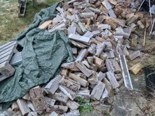 Kæmpe bunk brænde er kløvet og passer til brændeov