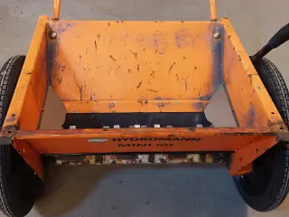 Sand/salt spreder
