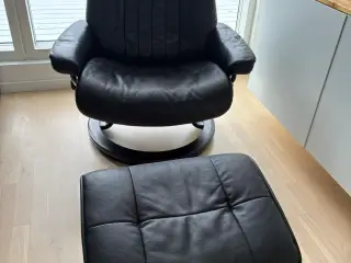 Stressless lænestol i sort læder med skammel