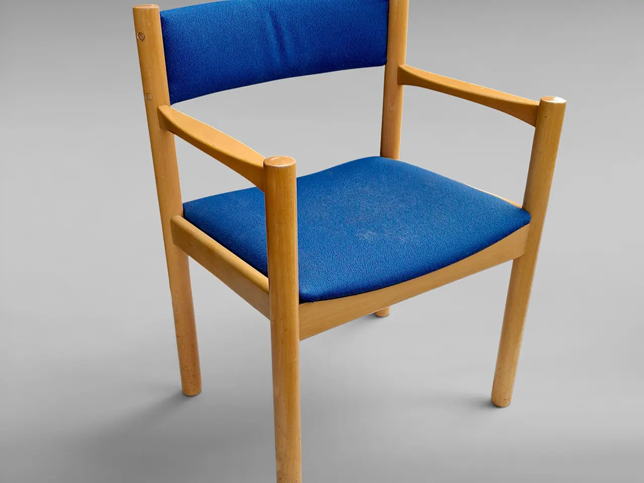 Billede 1 - Farverig retro-armstol i bøg med blå polstring