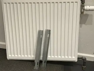 Ny, et år gammel radiator med termostat.