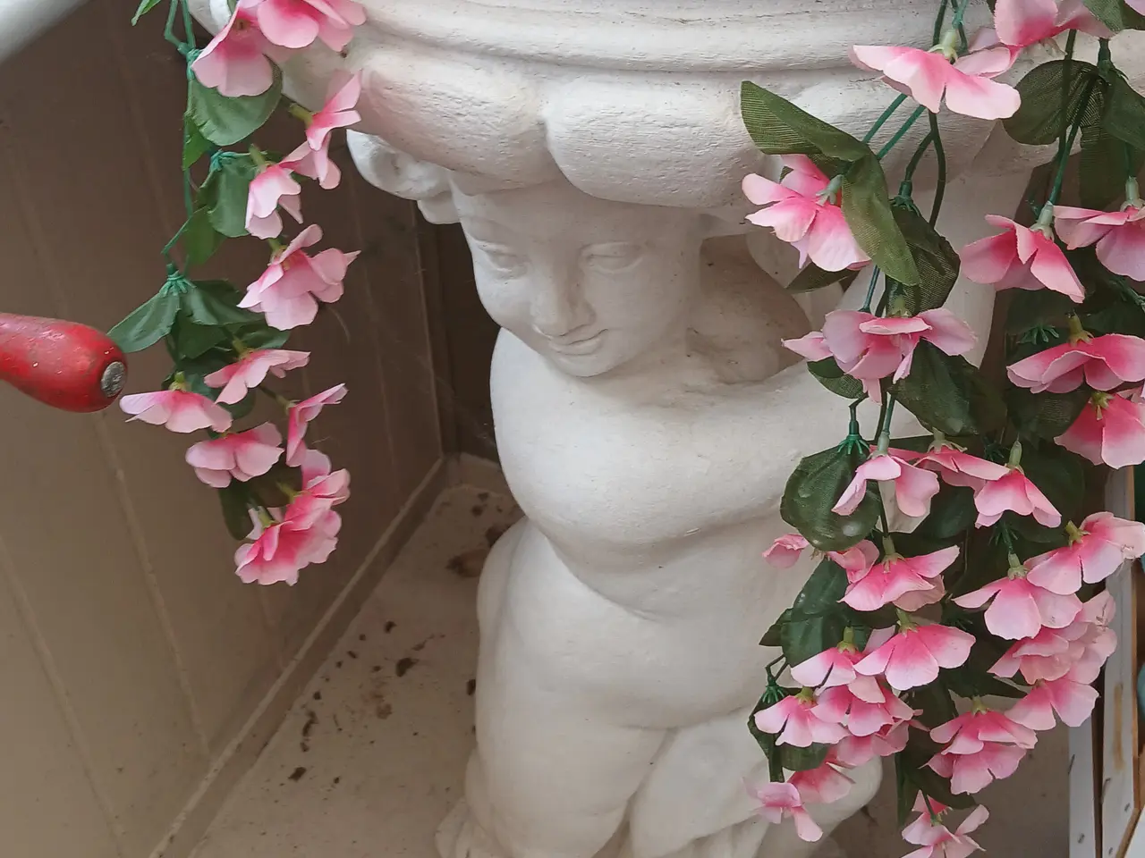 Billede 1 - Smukkeste beton figur med stort blomsterfad