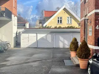 Aflåste garager til enten lager eller parking