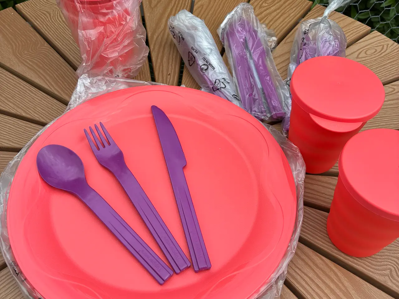 Billede 3 - Tupperware picnic sæt tallerkener, krus og bestik