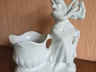 Hvid urtepotteskjuler med kvindefigur