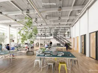 Kreativt kontormiljø med højt til loftet og adgang til fælles personalerestaurant og café