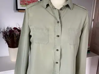 Lysegrøn skjorte fra Massimo Dutti, str. 38