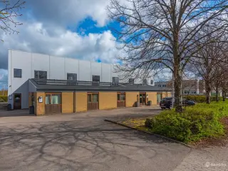 Indbydende og lyst kontor/showroom med mindre lager.